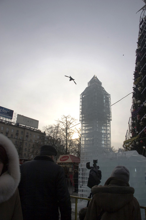 ледяная скульптура Биг-Бен на Пушкинской площади в Москве
