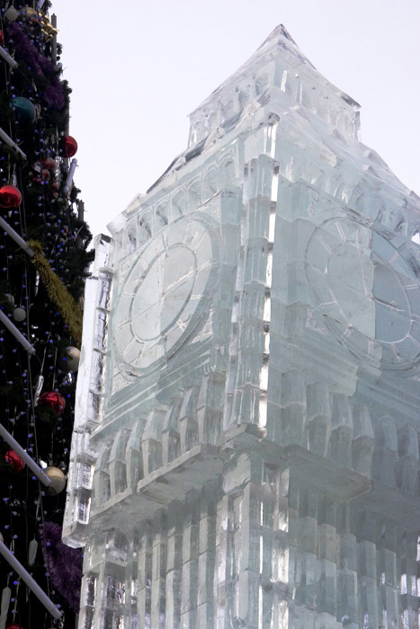 ледяная скульптура Биг-Бен на Пушкинской площади в Москве
